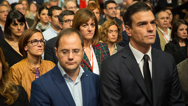 Idoia Mendia durante el minuto de silencio que se ha guardado en la Conferencia Poltica del PSOE en solidaridad con las vctimas de los atentados de Pars. [Foto: Socialistas Vascos]