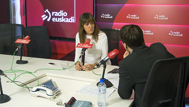 Idoia Mendia durante la entrevista en "Boulevard" de Radio Euskadi