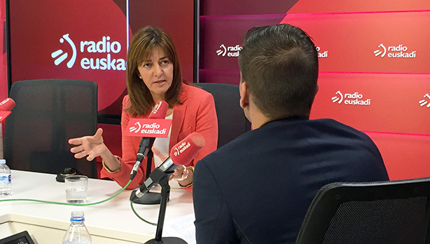 Idoia Mendia durante la entrevista en Boulevard de Radio Euskadi. [Foto: Socialistas Vascos]