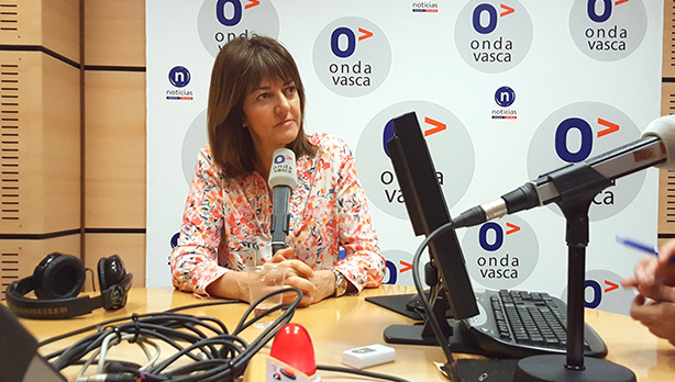 Idoia Mendia durante la entrevista en Onda Vasca