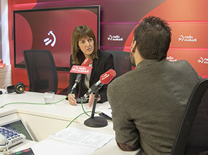 Idoia Mendia durante la entrevista en los estudios de EITB en Bilbao. [Foto: Socialistas Vascos]