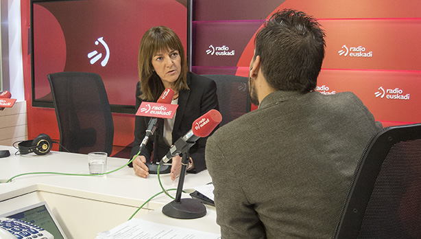 Idoia Mendia Bilboko EITB estudioetan elkarrizketa egiten. [Argazkia: Euskal Sozialistak]