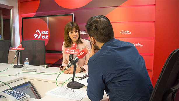 Idoia Mendia durante la entrevista que le han realizado en "Boulevard" de Radio Euskadi.