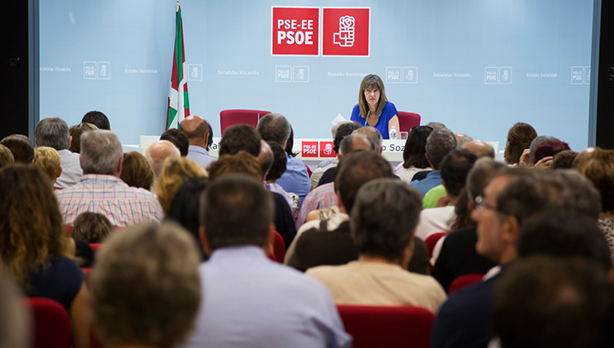 Idoia Mendia Bilbon militanteekin egindako topaketa batean. (Argazkia: Euskal Sozialistak)