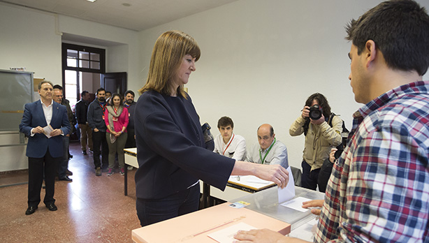 Idoia Mendia ejerciendo su derecho a voto