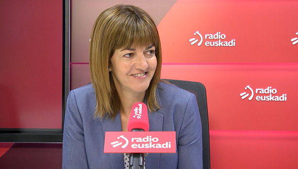 Idoia Mendia en los estudios de Radio Euskadi. [Fotos: Socialistas Vascos]