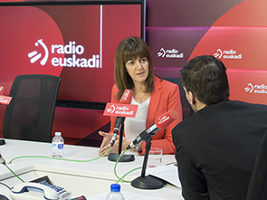 Idoia Mendia entrevistada en Radio Euskadi