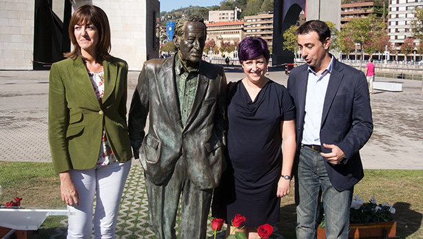 Idoia Mendiak parte hartu du, Edider Gardiazabal eta Mikel Torresekin batera, Ramn Rubil bere jaiotzaren 108. urteurrenean oroitzeko ekitaldian. [Argazkia: Euskal Sozialistak]
