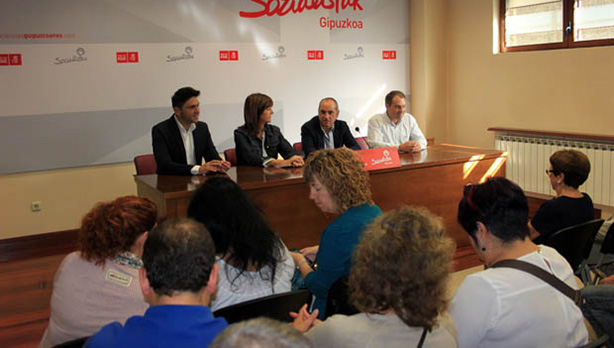 Idoia Mendia, Iaki Arriola, Mikel Serrrano eta Fernando Farias Zumarragan. [Argazkia: Gipuzkoako Sozialistak]