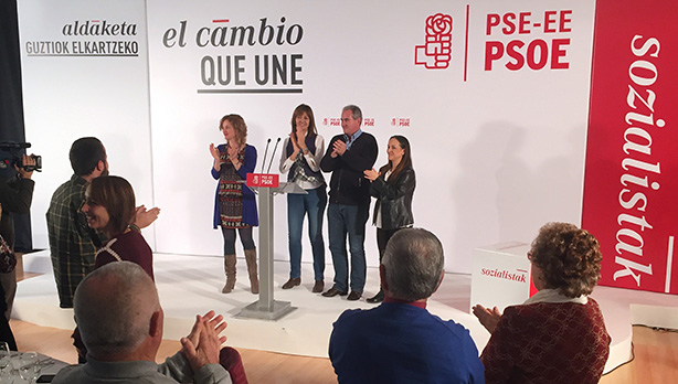 Idoia Mendia junto a Cristina Gonzlez, Javier Lasarte y Julia Liberal en la Fiesta de las Agrupaciones alavesas. [Foto: Socialistas Vascos]