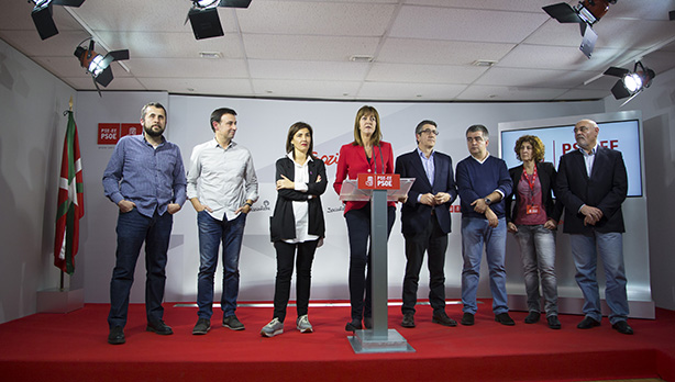 Idoia Mendia junto a candidatos y miembros de la Comisin Ejecutiva del PSE-EE durante la noche electoral del #20D