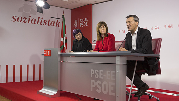 Idoia Mendia junto a los eurodiputados Eider Gardiazabal y Edoaurd Martin, en la sede del PSE-EE de Euskadi en Bilbao. [Foto: Socialistas Vascos]