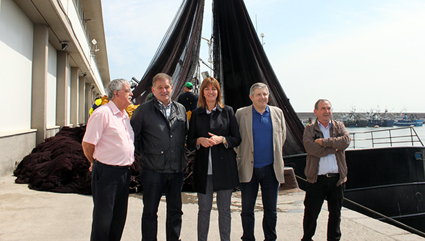 Idoia Mendia junto a los parlamentarios Jon Azkue y Esteban Elola en la visita al puerto de Hondarribia. [Foto: Socialistas Vascos]