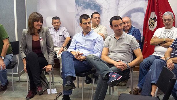 Idoia Mendia, Trapagako Taldeko idazkari nagusiarekin, Miguel ngel Gmez Viarrekin, eta Bizkaiko Sozialisten idazkari nagusiarekin, Mikel Torresekin, Trapagako Talde Sozialistan. [Argazkia: Euskal Sozialistak]