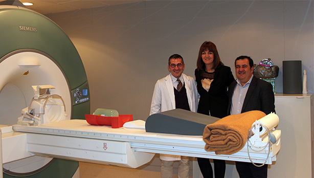 Idoia Mendia Donostiako Alkatetzarako hautagai Ernesto Gascorekin Donostiako CITA-Alzheimer Fundazioaren instalazioetan. [Argazkia: Euskal Sozialistak]