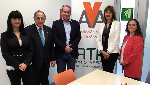 Idoia Mendia junto al presidente de la Asociacin Vasca de Autnomos AVA-ATA Euskadi, Ernesto Garca Ozaeta, y los candidatos al Congreso y Senado, Javier Lasarte y Julia LIberal.