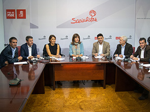 Idoia Mendia se ha reunido con los alcaldes socialistas y la Secretaria de Poltica Institucional, Begoa Gil, en la sede del PSE-EE en Bilbao. [Foto: Socialistas Vascos]