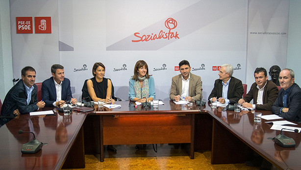 Idoia Mendia se ha reunido con los alcaldes socialistas y la Secretaria de Poltica Institucional, Begoa Gil, en la sede del PSE-EE en Bilbao. [Foto: Socialistas Vascos]