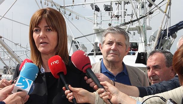 Idoia Mendia visita el puerto de Hondarribia y rechaza la Ley de Puertos de Urkullu [2016.05.18]