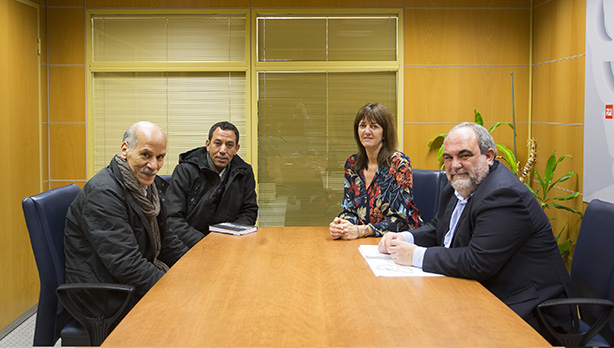 Idoia Mendia eta Mikel Unzalu Polisario Fronteko RASDeko ordezkariekin, Euskadi ordezkari Mohamed Fradelekin egindako bileran. [Argazkia: Euskal Sozialistak]