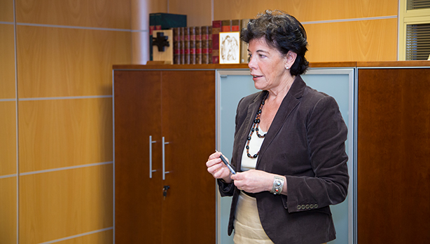 Isabel Cela Eusko Legebiltzarrean. (Argazkia: Euskal Sozialistak)