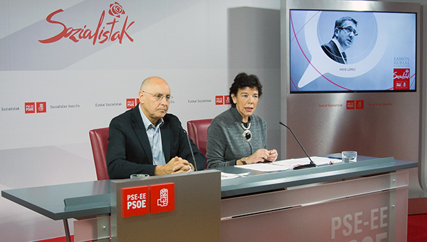 Isabel Cela y Rodolfo Ares durante la rueda de prensa celebrada esta maana en Bilbao para presentar el ciclo de Conferencias Reflexiones de futuro-Etorkizuneko Gogoetak