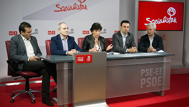 Isabel Cela y alcaldes socialistas durante la rueda de prensa en la que han presentado una iniciativa parlamentaria sobre el dfitic alimentario en comedores escolares