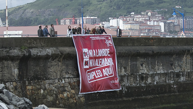 JSE-Egaz despliegan una pancarta contra la precariedad laboral juvenil en la playa de Ereaga (Getxo). [Foto: Socialistas Vascos]