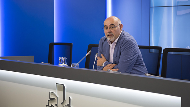 Jos Antonio Pastor durante la rueda de prensa en el Parlamento Vasco