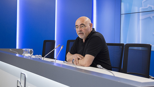 Jose Antonio Pastor durante la rueda de prensa en el Parlamento Vasco