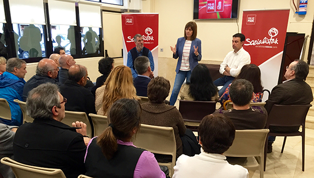 La Secretaria General de los Socialistas Vascos ha participado en la reinauguracin de la Casa del Pueblo de Romo-Las Arenas junto al Secretario General de los Socialistas Vizcanos, Mikel Torres, y el Secretario General de la Agrupacin Romo-Lasa Arenas, Agus Ruiz Estvariz.[Foto: Socialistas Vascos]