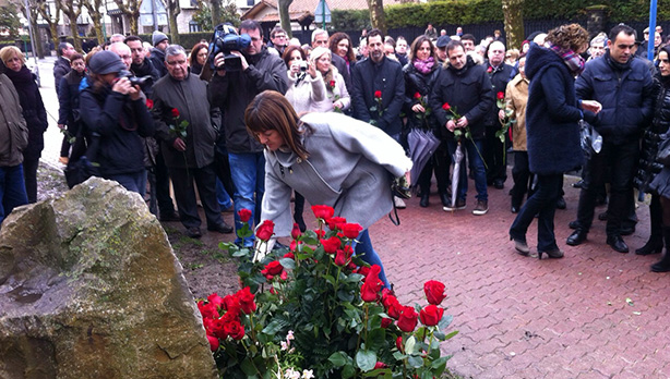 PSE-EEko idazkari nagusiak, Idoia Mendiak, Fernando Buesa eta Jorge Daz oroitzeko monolitoan arrosa utzi du; ETAk hil zituen 2000. urtean. [Argazkia: Euskal Sozialistak]