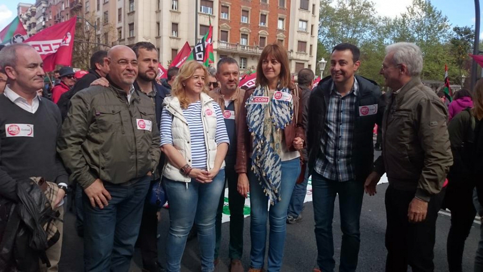 Euskal Sozialisten ordezkaritza Maiatzaren 1eko manifestazioan, PSE-EEko idazkari nagusi Idoia Mendia buruan dela. [Argazkia: Euskal Sozialistak]