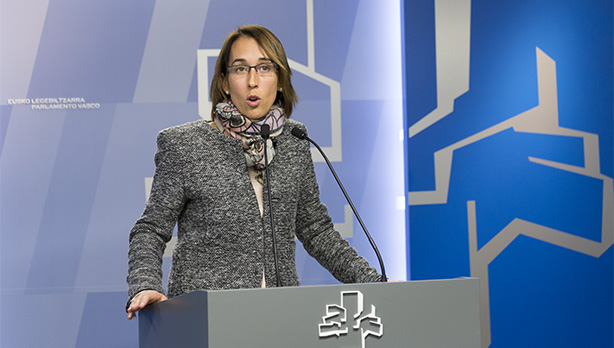 Natalia Rojo legebiltzarkide sozialista goizen Eusko Legebiltzarrean eskaini duen prentsaurrekoan. [Argazkia: Euskal Sozialistak]