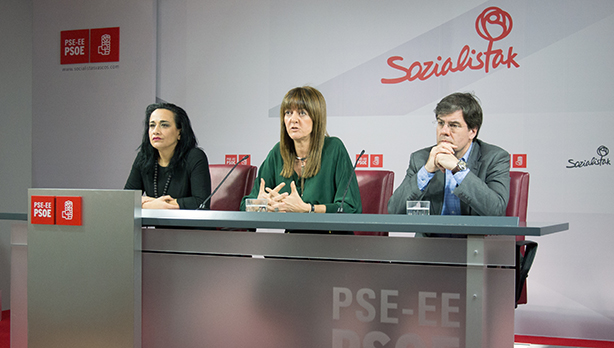 La portavoz del PSE-EE, Idoia Mendia (centro), junto con los portavoces del PSE-EE en Junatas Generales de Gipuzkoa y Bizkaia, Rafaela Romero (izquierda) e Iaki Egaa (derecha).