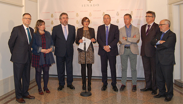 Senatuko PSOE bozeramaileak, Mara Chivitek, eta Ebroko uholdeen ondorioz kaltetu izan diren erkidegoetako senatari sozialistek, arabakoak, adibidez, eta Goi Ganberako kontseilariordeak, Yolanda Vicentek, Rajoyren eta Garca-Tejerina ministraren beheralako agerraldia eskatu dute.