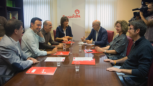 PSE-EEko Euskadiko Idazkaritza Nagusirako hautagaiak, Idoia Mendia, Arabakoak (Cristina González eta Iván Ruiz de Eguilaz), Gipuzkoakoak (Iñaki Arriola) eta Bizkaikoak (Mikel Torres eta Iñaki Egaña). (Argazkia: Euskal Sozialistak)