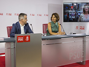 Miguel Angel Morales y Begoña Gil presentan la campaña del PSE-EE [Foto: Socialistas Vascos]