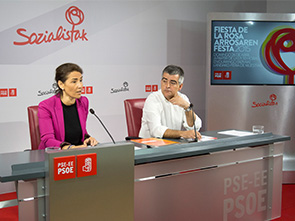 Miguel ngel Morales, Secretario de Organizacin del PSE-EE, y Begoa Gil, Secretaria de Polticas Institucionales del PSE-EE, durante la rueda de prensa en la que han presentado los detalles de la Fiesta de la Rosa 2015. [Foto: Socialistas Vascos]