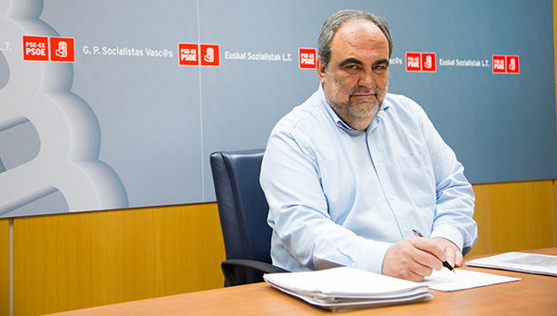 Mikel Unzalu, Eusko Legebiltzarreko Euskal Sozialistan Taldearen bulego batean. [Argazkia: Euskal Sozialistak]