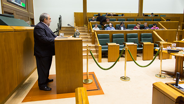 Mikel Unzalu en una foto de archivo en el Parlamento Vasco. [Foto: Socialistas Vascos]