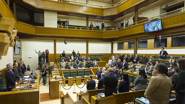 Minutu bat isilik ETAk hildako Enrique Casas eta Fernando Buesa legebiltzarkide sozialistak gogoratzeko. [Argazkia: Euskal Sozialistak]