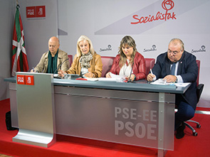 Odn Elorza, Teresa Barahona, Yolanda Vicente y Tontxu Rodrguez durante la rueda de prensa que han ofrecido esta maana en Bilbao. [Foto:Socialistas Vascos]