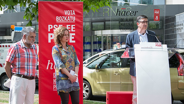 Patxi Lpez, Cristina Gonzlez y Peio Lpez de Munain durante el acto celebrado esta maana en Vitoria-Gasteiz. [Foto: Socialistas Vascos]