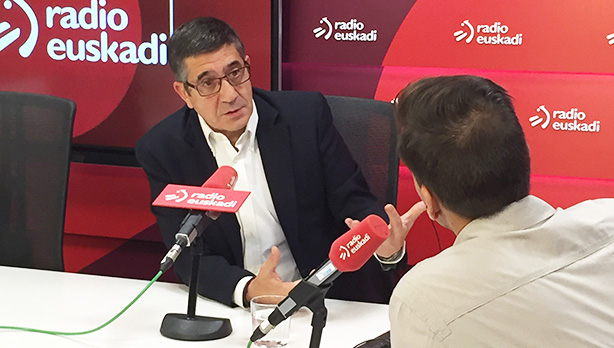 Patxi Lpez durante la entrevista en "Boulevard" de Radio Euskadi. [Foto: Socialistas Vascos]