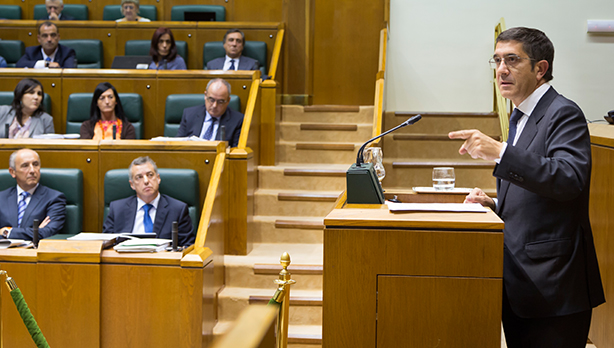 Patxi Lopez Eusko Legebiltzarrean hitz egiten (Artxibo-argazkia)