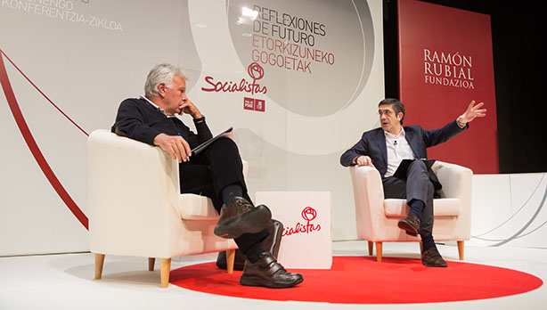 Patxi Lpez y Felipe Gonzlez durante la conferencia "La crisis del modelo global"