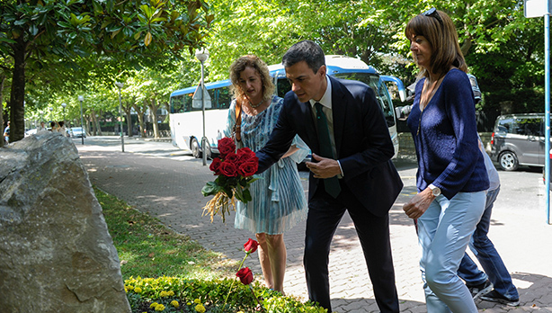 Pedro Snchez, Idoia Mendia y Cristina Gonzlez colocan un ramo de rosas junto al monolito en reuerdo de Fernando Buesa y Jorge Daz, asesinados por ETA en 2000. [Foto: PSOE]