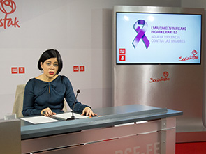 Pilar Ros, responsable de la Secretaria de Igualdad del PSE-EE, durante la rueda de prensa que ha ofrecido esta maana en Bilbao. [Foto: Socialistas Vascos]