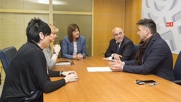 Reunin entre Idoia Mendia y el alcalde de Zumarraga [Foto: Socialistas Vascos]